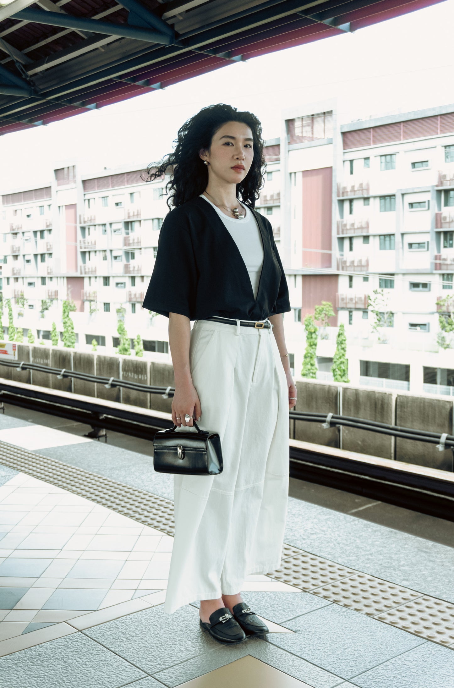 Minimalist V-Neck Oversized Short Sleeve T-Shirt in Black