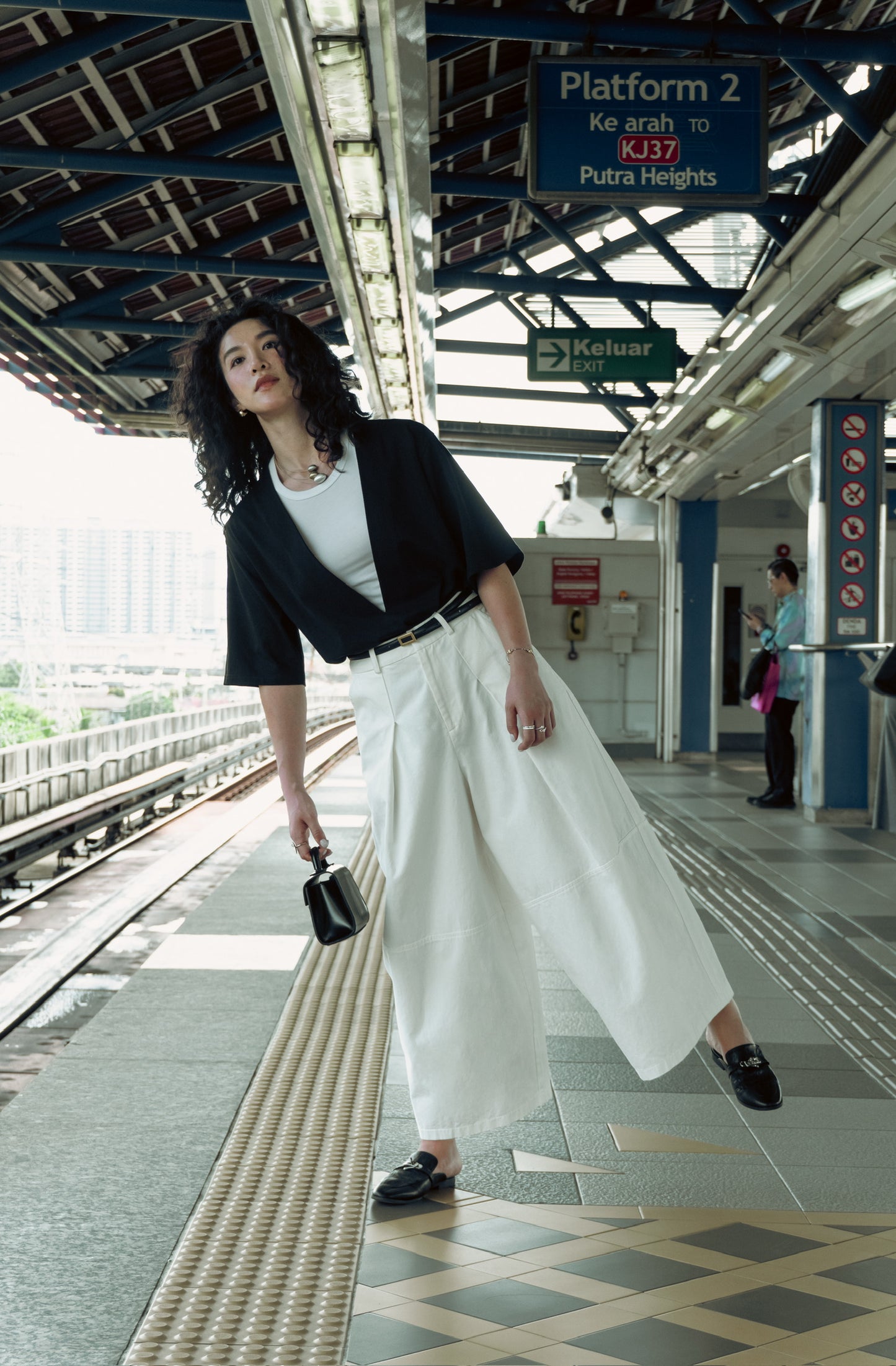 Minimalist V-Neck Oversized Short Sleeve T-Shirt in Black